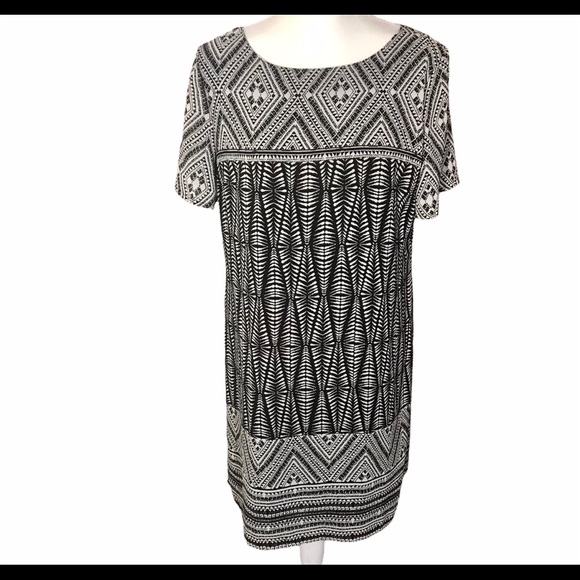 Dresses & Skirts - Black and white patterned dress